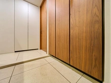 【東京都/港区麻布狸穴町】ブランズ麻布狸穴町 玄関