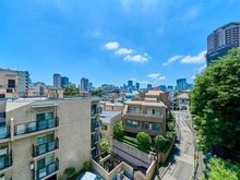 【東京都/港区元麻布】グランドヒルズ元麻布 眺望：洋室側バルコニーから