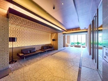 【東京都/千代田区富士見】プラウドタワー千代田富士見レジデンス 共用部：エレベーターホール前のエントランスホール。ガラスのアートが空間を彩ります