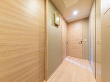 【東京都/港区白金】ザ・パークハウス白金 廊下：玄関から室内が見えにくいクランクイン設計。廊下収納付き