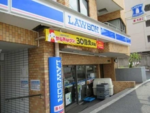 【東京都/港区三田】ザ・パークハウス三田ガーデン ローソン麻布三ノ橋店（現地より約75m）