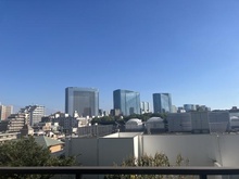 【東京都/港区高輪】グローリオ白金高輪 眺望：南東側バルコニーから ビル群と空を見渡せます。