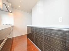 【東京都/世田谷区千歳台】パークハウス世田谷千歳台コンフォート キッチン：色味の調和したカップボードが備え付けられています。