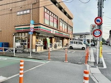 【東京都/世田谷区上祖師谷】パークホームズ千歳烏山ガーデンズコート EAST棟 セブンイレブン世田谷榎店（現地より約140m）：現地より徒歩約2分