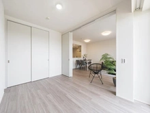 【東京都/世田谷区桜上水】桜上水ガーデンズ D棟 洋室：南側　約6.5帖