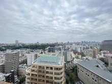 【東京都/新宿区西早稲田】西早稲田パークタワー 眺望：バルコニーから。正面左手に肥後細川庭園、椿山荘を望むことができます。