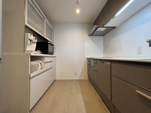 【東京都/新宿区西早稲田】西早稲田パークタワー キッチン：カフェブラウンの配色のキッチンです。