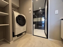 【東京都/新宿区西早稲田】西早稲田パークタワー 洗面所：ドラム式洗濯機も収納可能(サイズによる)。上部に吊戸棚があり。