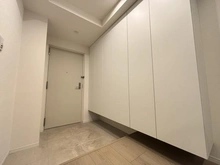 【東京都/新宿区西早稲田】西早稲田パークタワー 玄関：玄関壁面にはシューズボックスを設置