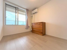 【東京都/新宿区西早稲田】西早稲田パークタワー 洋室：洋室5.7帖のお部屋は、腰高窓になっております。