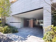 【東京都/世田谷区代田】プラウド世田谷代田 エントランス：・カラーモニター付きオートロック・セコムと提携の24時間セキュリティ