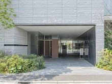 【東京都/世田谷区代田】プラウド世田谷代田 エントランス：・カラーモニター付きオートロック
・セコムと提携の24時間セキュリティ