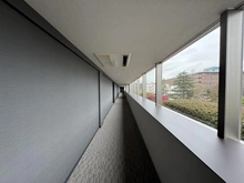 【東京都/世田谷区桜】レジデンスコート馬事公苑 廊下：共用廊下は6階部分のみ内廊下設計となっています