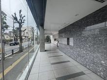 【東京都/世田谷区桜】レジデンスコート馬事公苑 エントランス：大理石調の雰囲気が漂うエントランス