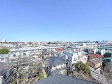 【東京都/世田谷区桜丘】パークハウス世田谷桜丘 眺望：低層住居が続いており最上階ならではの眺望をお楽しみいただけます。