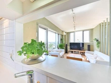 【東京都/世田谷区桜丘】パークハウス世田谷桜丘 キッチン：角部屋ならではの明るい空間でお料理をお楽しみいただけます