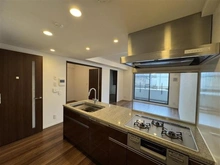 【東京都/世田谷区代田】マストレジデンス世田谷代田 キッチンから見たリビングダイニングの様子