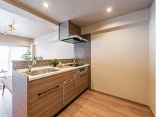 【東京都/世田谷区宮坂】経堂コンド キッチン：食洗器付きシステムキッチン。
家具付きの価格となります。