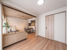 【東京都/世田谷区宮坂】経堂コンド 洋室：奥：LDK
家具付きの価格となります。