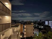 【東京都/大田区東糀谷】ライオンズウイングゲート 眺望：共用部(廊下)寄りの眺望【東京スカイツリー】を望む
※ズームなし、天候による