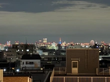 【東京都/大田区東糀谷】ライオンズウイングゲート 眺望：共用部(廊下)寄りの眺望【東京スカイツリー】を望む
※ズームあり、天候による