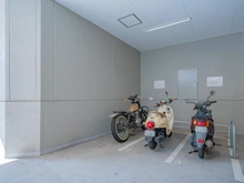 【東京都/港区海岸】ローレルタワールネ浜松町 駐車場：バイク置き場