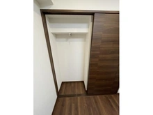 【東京都/中央区日本橋堀留町】ファミール日本橋グランスイートプラザ 収納：洋室4.5帖の収納スペース。戸の後ろ側にも収納スペースがございます。

