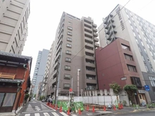 【東京都/中央区築地】スカール築地 外観：画面中央の茶色い建物