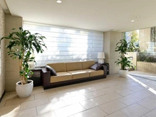 【東京都/狛江市東和泉】プラウド狛江 エントランス