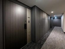 【東京都/渋谷区恵比寿】ザ・パークハウス恵比寿 共用部：所在階共用廊下（ホテルライクな内廊下）