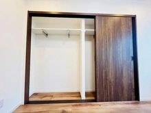 【東京都/渋谷区恵比寿】フリーディオ広尾南 洋室：洋室部分にはスライドドア式の収納スペースがございます。