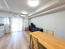 【東京都/千代田区内神田】リビオレゾン内神田 リビング・ダイニング：ダイニングからリビングと洋室（ドア開放）