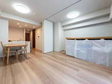 【東京都/千代田区内神田】リビオレゾン内神田 リビング・ダイニング：リビングダイニングから洋室（ドア開放）