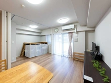 【東京都/千代田区内神田】リビオレゾン内神田 リビング・ダイニング：リビングダイニングから洋室（ドア開放）