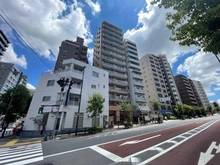 【東京都/文京区千駄木】クリオ千駄木動坂 外観：交差点部分から左から2番目の建物