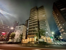 【東京都/文京区千駄木】クリオ千駄木動坂 外観：写真中央2棟ある同程度の高さの建物の左側