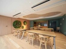 【埼玉県/川口市栄町】プラウドタワー川口クロス 共用部：パーティールーム（キッチン付）」。隣接する「キッズラウンジ」とともに利用可能