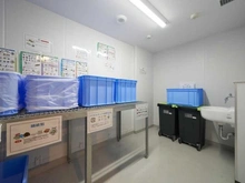 【埼玉県/川口市栄町】プラウドタワー川口クロス 共用部：「ゴミ置場（各階）」。住居フロア各階に24時間ゴミ出し可能なゴミ置場を設置