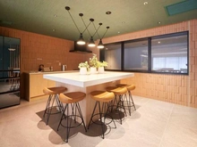 【埼玉県/川口市栄町】プラウドタワー川口クロス 共用部：「パーティールーム（キッチン付）」。友人や知人を招き、大人数での利用も可能