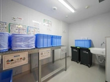 【埼玉県/川口市栄町】プラウドタワー川口クロス 共用部：「ゴミ置場（各階）」。住居フロア各階に24時間ゴミ出し可能なゴミ置場を設置