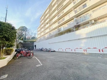 【神奈川県/川崎市高津区下作延】クイーンハイツ久地 駐輪場＋来客用駐車場