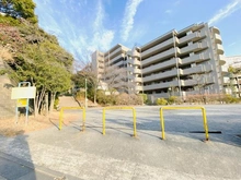 【神奈川県/川崎市高津区下作延】クイーンハイツ久地 下作延北ノ谷公園（現地より約20m）