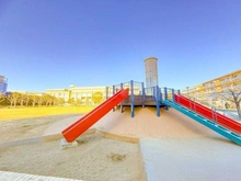 【神奈川県/川崎市高津区坂戸】日商岩井溝の口マンション A棟 みどりの大広場（現地より約250m）：