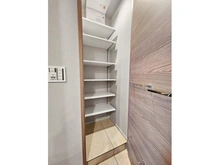 【神奈川県/川崎市中原区新丸子町】プラウド新丸子 収納：シューズインクローゼット