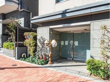 【東京都/新宿区市谷柳町】プラウド市谷柳町 バイク、自転車置場の出入口