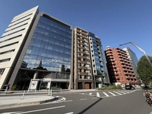【東京都/新宿区新宿】フォーチュンコート新宿御苑前 外観：写真中央の建物