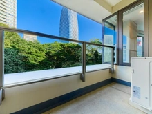 【東京都/港区虎ノ門】パークコート虎ノ門愛宕タワー バルコニー：洋室約7.0帖側のバルコニー