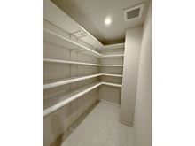 【東京都/武蔵野市中町】武蔵野タワーズ スカイクロスタワー 玄関：シューズインクローゼット