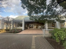 【千葉県/印西市小倉台】ブルーミングレジデンス千葉ニュータウン中央 P棟 小倉台図書館（現地より約131m）