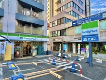 【東京都/新宿区市谷柳町】パークハウス市谷柳町 ファミリーマート 牛込柳町駅前店（現地より約130m）